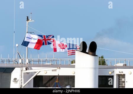 Les drapeaux nationaux de la France, du Royaume-Uni et des États-Unis le Canada volant d'un traversier français pour marquer le 75th anniversaire du jour J - juin 2019. Banque D'Images