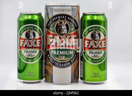 Kiev, Ukraine - 24 avril 2021: Télécopieur collectionneurs danois Premium Article boîtes de bière pilsner à proximité contre un bacage blanc. Faxe ou Fakse est une ville sur le Banque D'Images