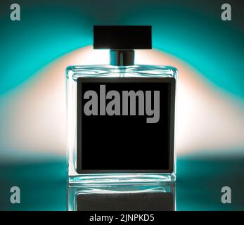 Flacon de parfum avec emplacement pour le texte. Couleur noire sur fond bleu clair. Pulvérisation. Moderne et luxueux parfum de toilette. Banque D'Images