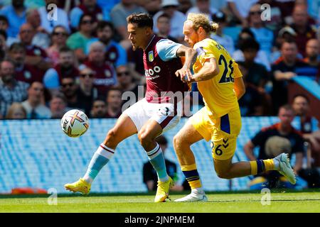 Villa Park, Aston, Birmingham, Royaume-Uni. 13th août 2022. Premier ministre football, Aston Villa versus Everton; Philippe Coutinho de Aston Villa tient Tom Davies d'Everton crédit: Action plus Sports/Alay Live News Banque D'Images