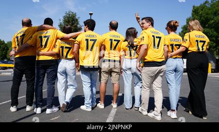 Vue générale des fans de Goncalo Guedes de Wolverhampton Wanderers sur leur chemin vers le stade avant le match de la Premier League au stade Molineux, Wolverhampton. Date de la photo: Samedi 13 août 2022. Banque D'Images