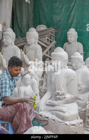 Stonemason travaille à Mandalay Myanmar Birmanie Asie du Sud-est Banque D'Images