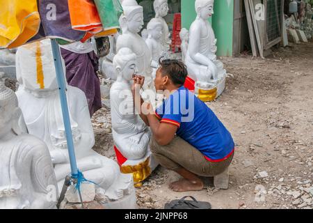 Stonemason travaille à Mandalay Myanmar Birmanie Asie du Sud-est Banque D'Images