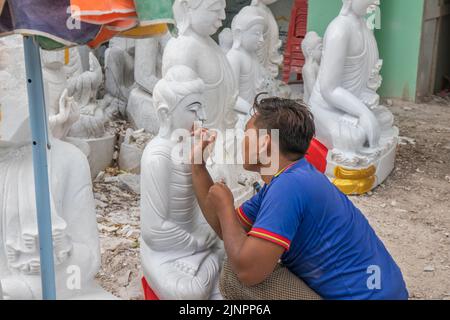 Stonemason travaille à Mandalay Myanmar Birmanie Asie du Sud-est Banque D'Images