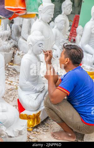 Stonemason travaille à Mandalay Myanmar Birmanie Asie du Sud-est Banque D'Images