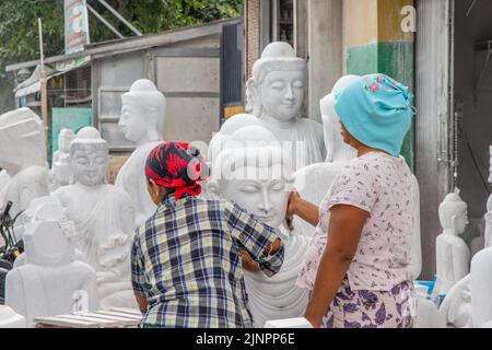 Stonemason travaille à Mandalay Myanmar Birmanie Asie du Sud-est Banque D'Images