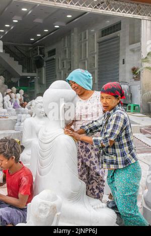 Stonemason travaille à Mandalay Myanmar Birmanie Asie du Sud-est Banque D'Images