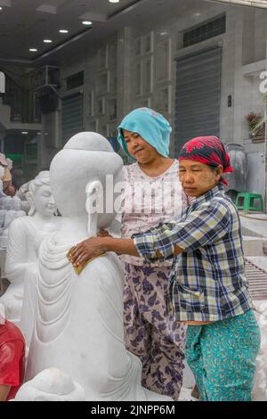 Stonemason travaille à Mandalay Myanmar Birmanie Asie du Sud-est Banque D'Images