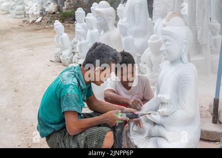 Stonemason travaille à Mandalay Myanmar Birmanie Asie du Sud-est Banque D'Images