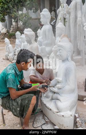 Stonemason travaille à Mandalay Myanmar Birmanie Asie du Sud-est Banque D'Images