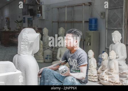 Stonemason travaille à Mandalay Myanmar Birmanie Asie du Sud-est Banque D'Images