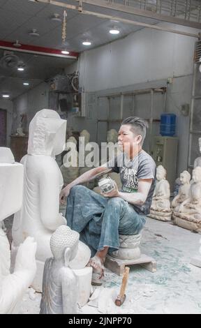 Stonemason travaille à Mandalay Myanmar Birmanie Asie du Sud-est Banque D'Images