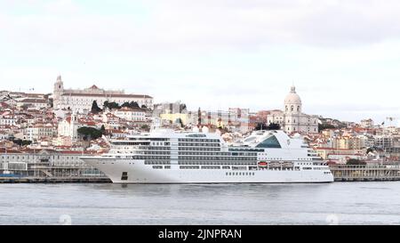 Vue sur le bateau de croisière Seabourn encore amarré sur le front de mer de Lisbonne au Portugal. Le bateau de croisière est exploité par Seabourn Cruise Line. Banque D'Images