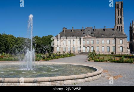 Fontaine dans les jardins du Musée des Beaux-Arts de Limoges Musée des Beaux-Arts de Limoges, Palais de l'Evêché, Limoges France Banque D'Images