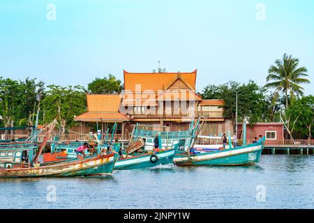 Kampot. Cambodge. Province de Kampot. Départ des bateaux de pêcheurs au crépuscule Banque D'Images
