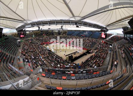 Hambourg, Allemagne. 13th août 2022. Beach volley, Beach Pro Tour, 13 août 2022, Stadion am Hamburger Rothenbaum, vue d'ensemble du Centre court à Hambuer Rothenbaum. Le toit de la tente est fermé par beau temps lors du Volleyball Pro Tour. Les spectateurs et les athlètes transpirent comme dans un four. Credit: Michael Schwartz/dpa/Alay Live News Banque D'Images