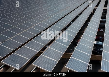 Rangées de panneaux solaires sur le parking. Cellules solaires photovoltaïques ferme d'énergie pour la production d'énergie propre et renouvelable à partir des rayons du soleil Banque D'Images