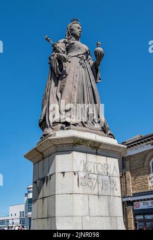 Monument de la reine Victoria. Bâtiment classé de catégorie II à Southport, Sefton. Sur le site de l'île, à la jonction avec la promenade et complet avec le scepter et l'orbe. Banque D'Images