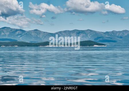 Baie Chivyrkuisky du lac Baikal. Big Cormorant Island, Baklaniy. Parc national de Zabaikalsky, Buryatia, Russie. Banque D'Images