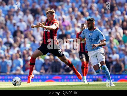 Jack Stacey (à gauche) de Bournemouth et Riyad Mahrez de Manchester City se disputent le ballon lors du match de la Premier League au Etihad Stadium de Manchester. Date de la photo: Samedi 13 août 2022. Banque D'Images