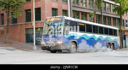 Seattle - 07 août 2022; service d'autobus Sound Transit 594 dans le centre-ville de Seattle, en passant par un évent de vapeur de la rue Banque D'Images