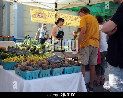 Scènes du marché agricole de Lansdowne place. Les amateurs de marché dans une ferme fraîche produisent des étales. Ottawa, ON, Canada. Banque D'Images