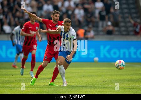 Berlin, Allemagne. 13th août 2022. Football: Bundesliga, Hertha BSC - Eintracht Frankfurt, Matchday 2, Olympiastadion. Lucas Alario de Francfort (2nd de droite) et Marc Oliver Kempf de Berlin (à droite) se battent pour le ballon. Credit: Christophe GATEAU/dpa - NOTE IMPORTANTE: Conformément aux exigences de la DFL Deutsche Fußball Liga et de la DFB Deutscher Fußball-Bund, il est interdit d'utiliser ou d'avoir utilisé des photos prises dans le stade et/ou du match sous forme de séquences et/ou de séries de photos de type vidéo./dpa/Alay Live News Banque D'Images