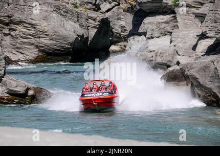 Les visiteurs apprécient les sensations fortes sur un bateau à fond plat à jet « Hotrover » alimenté par des moteurs 350 Mercruiser V8, produisant un cheval combiné de 700 Banque D'Images