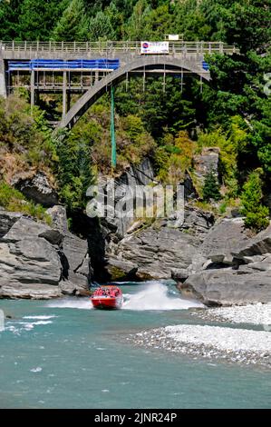 Les visiteurs apprécient les sensations fortes sur un bateau à jet plat Shotover alimenté par deux moteurs 350 Mercruiser V8, produisant un 700 combiné Banque D'Images