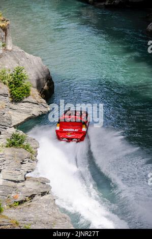 Les visiteurs apprécient les sensations fortes sur un bateau à fond plat à jet « Hotrover » alimenté par des moteurs 350 Mercruiser V8, produisant un cheval combiné de 700 Banque D'Images