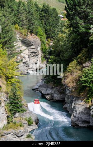 Les visiteurs apprécient les sensations fortes sur un bateau à fond plat à jet « Hotrover » alimenté par des moteurs 350 Mercruiser V8, produisant un cheval combiné de 700 Banque D'Images