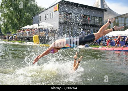 Munich, Allemagne. 13th août 2022. Le Noah Servais belge photographié en action lors des championnats européens de triathlon masculin Munich 2022, à Munich, en Allemagne, le samedi 13 août 2022. La deuxième édition des Championnats d'Europe a lieu du 11 au 22 août et comporte neuf sports. BELGA PHOTO ERIC LALMAND crédit: Belga News Agency/Alay Live News Banque D'Images