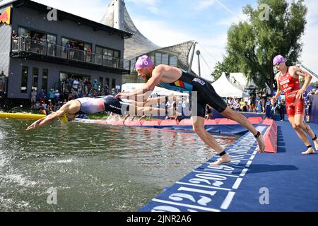 Munich, Allemagne. 13th août 2022. Le Noah Servais belge photographié en action lors des championnats européens de triathlon masculin Munich 2022, à Munich, en Allemagne, le samedi 13 août 2022. La deuxième édition des Championnats d'Europe a lieu du 11 au 22 août et comporte neuf sports. BELGA PHOTO ERIC LALMAND crédit: Belga News Agency/Alay Live News Banque D'Images