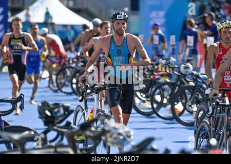 Munich, Allemagne. 13th août 2022. Le Noah Servais belge photographié en action lors des championnats européens de triathlon masculin Munich 2022, à Munich, en Allemagne, le samedi 13 août 2022. La deuxième édition des Championnats d'Europe a lieu du 11 au 22 août et comporte neuf sports. BELGA PHOTO ERIC LALMAND crédit: Belga News Agency/Alay Live News Banque D'Images