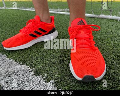 Tyumen, Russia-13 août 2022: Logo Adidas sur les chaussures de running. Adidas est la deuxième plus grande fabrique de vêtements de sport au monde Banque D'Images