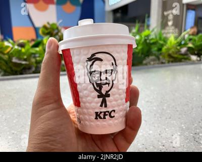 Tyumen, Russia-13 août 2022: Poulet frit KFC logo café mug restaurant. KFC est une restauration rapide américaine Banque D'Images