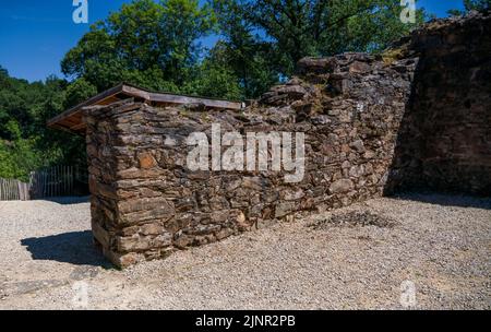 Bâtiments et structures en pierre dans un village romain, le Bas Casstrum, Château de Chalucet, près de Limoges France Banque D'Images