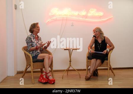 Aardenbug, pays-Bas. 13th août 2022. La princesse Delphine de Saxe-Coburg s'entretient avec Manuela Klerkx lors d'un "Artist Talk" royal dans le cadre de l'exposition "A Life" (06-28/08) au Kunstenfestival Aardenburg (16/07-04/09) à Aardenburg, Zeeland, pays-Bas, le samedi 13 août 2022. Kunstenfestival Aardenburg est une biennale pour l'art à la maison et dans les espaces extérieurs BELGA PHOTO KURT DESPLENTER crédit: Belga News Agency/Alay Live News Banque D'Images