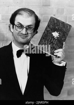 Photo du dossier datée du 14/02/89, de Sir Salman Rushdie, auteur de «les versets sataniques», incident de Sir Salman Rushdie. Sir Salman Rushdie est sur un ventilateur et peut perdre un œil après avoir été poignardé sur scène dans l'État de New York. Selon le New York Times, cet auteur britannique de 75 ans né en Inde a subi des lésions nerveuses au bras et au foie. Date de publication : samedi 13 août 2022. Banque D'Images