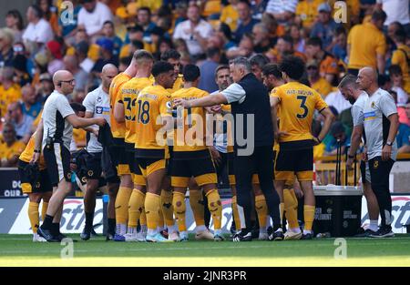 Les joueurs de Wolverhampton Wanderers font une pause aquatique pendant le match de la Premier League au stade Molineux, Wolverhampton. Date de la photo: Samedi 13 août 2022. Banque D'Images