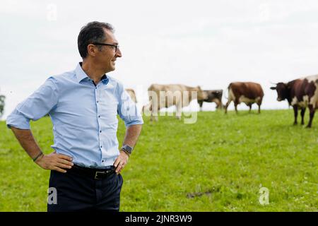 CEM Oezdemir (Bündnis 90/Die Grünen), ministre fédéral de l'Agriculture et de l'alimentation, visite une ferme de Demeter à Holzkirchen, 16 juin 2022. Banque D'Images