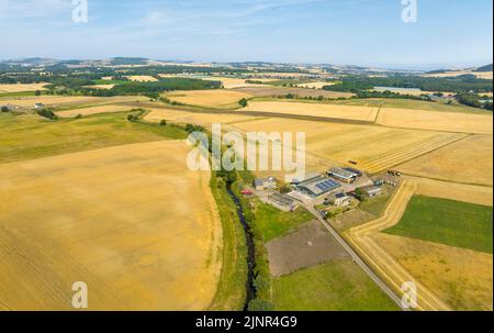 Ladybank, Fife, Écosse, Royaume-Uni. 13th août 2022. SEPA, l'agence écossaise de protection de l'environnement, va introduire la première interdiction de l'eau en Écosse à minuit ce soir. Le SEPA a déclaré qu'il était obligé de prendre des mesures drastiques comme en raison des conditions les plus sèches de l'est de l'Écosse depuis 80 ans. Le SEPA, l'organisme de surveillance de l'environnement, a déclaré qu'il avait été forcé de prendre des mesures d'urgence après certaines des conditions les plus sèches depuis 80 ans dans l'est de l'Écosse. Les agriculteurs seront interdits d'extraire de l'eau de la rivière Eden à Fife, bien que des exceptions puissent être faites pour les producteurs de fruits tendres. Pic ; vue des champs environnants Banque D'Images