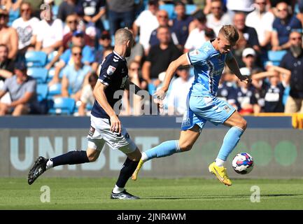 Viktor Gyokeres de Coventry City (à droite) et Scott Malone de Millwall se battent pour le ballon lors du match de championnat Sky Bet à la Den, Londres. Date de la photo: Samedi 13 août 2022. Banque D'Images