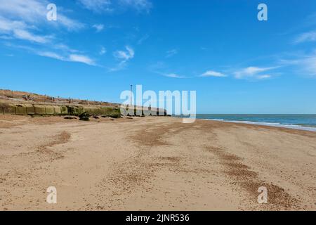 Felixstowe, Suffolk, Royaume-Uni - 9 août 2022 : la plage du point de Landguard à marée basse près de l'ancienne jetée de chemin de fer abandonnée. Banque D'Images
