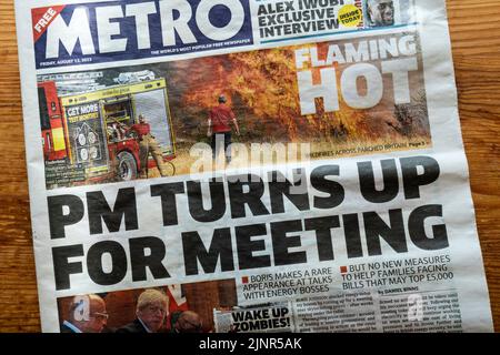 12 août 2022 le titre de la première page du journal Metro se lit le PM se présente pour la réunion. Fait référence au manque d'action perçu par Boris Johnson suite à son accord de démissionner de son poste de Premier ministre. Banque D'Images