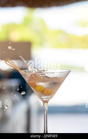 cocktail margarita au bar. cocktail martini avec olives sur fond flou Banque D'Images