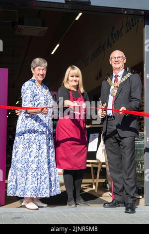 Ouverture officielle d'un nouveau magasin de bricolage à Southend on Sea, Essex, Royaume-Uni. Le maire de Southend, le conseiller Kevin Robinson, à la cérémonie de découpe du ruban Banque D'Images