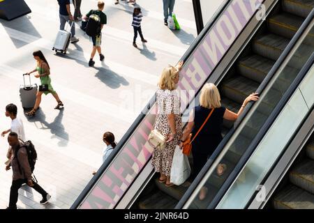 BIRMINGHAM, ROYAUME-UNI - 9 AOÛT 2022. Le foyer intérieur et le hall de la gare de Birmingham New Street avec les navetteurs, les passagers et les shoppers usi Banque D'Images