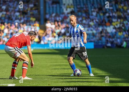 Sheffield, Royaume-Uni. 13th août 2022. Barry Bannan #10 de Sheffield mercredi avec le ballon à Sheffield, Royaume-Uni le 8/13/2022. (Photo de Gareth Evans/News Images/Sipa USA) Credit: SIPA USA/Alay Live News Banque D'Images