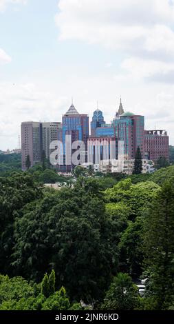 Bangalore,Karnataka,Inde-19 juin 2022: Vue sur le paysage urbain de Bangalore depuis la terrasse de l'hôtel Pavillon de la chancellerie. Stade et gratte-ciel tels que Prestige